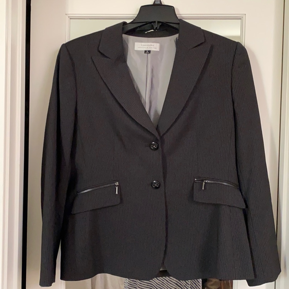 Tahari Arthur S Levine Women’s Black pinstriped Suit Size 16